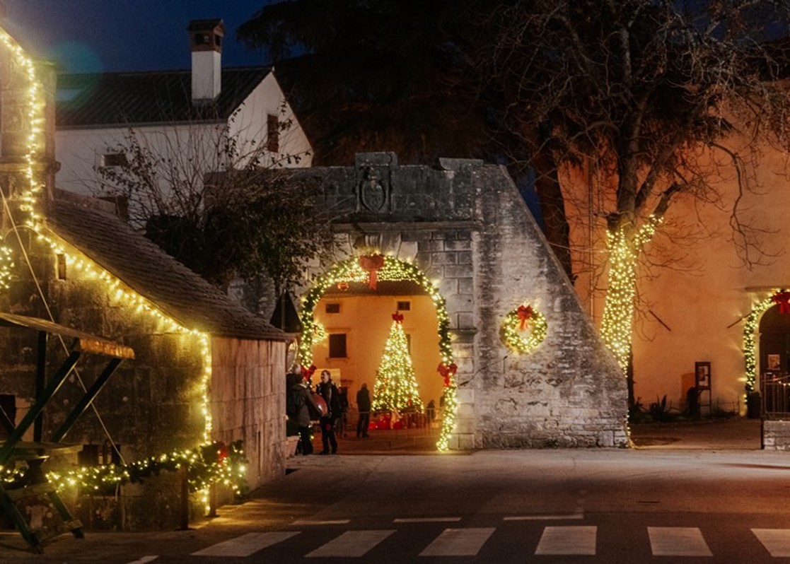 barban-advent-old-town-gate-istria-2025