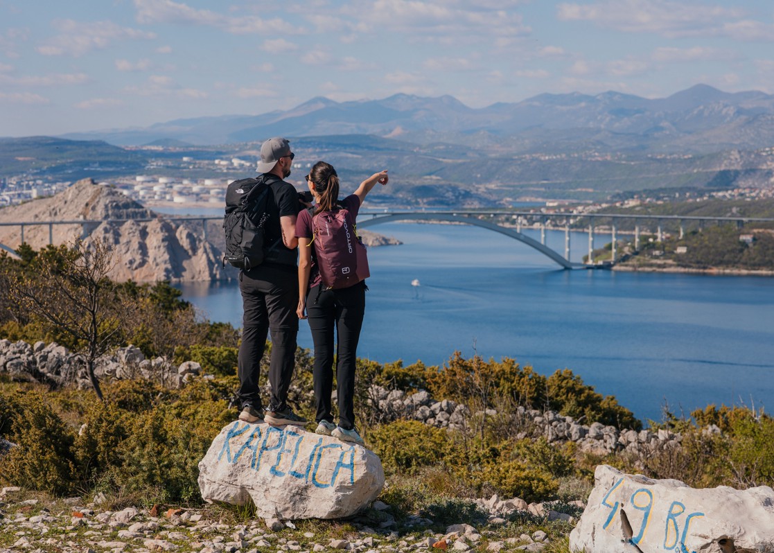 aminess-krk-hikers-view-sea-bridge