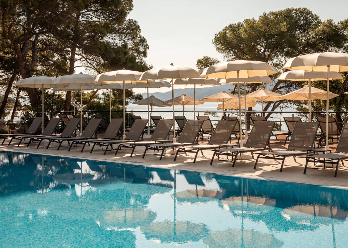 blog-aminess-younique-senses-resort-hvar-pool-subeds