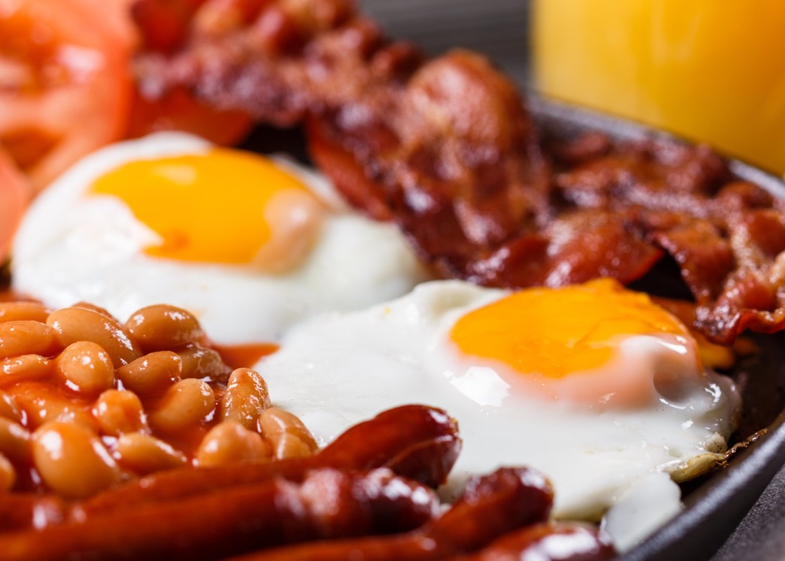 aminess-kadoor-restaurant-karlovac-breakfast-eggs-bacon-beans