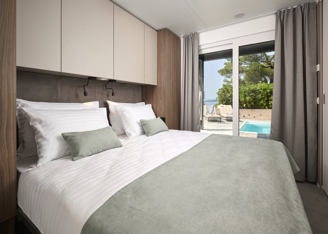 blog-aminess-modern-bedroom-glamping-villa-atea