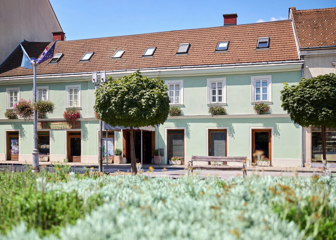 aminess-karlovac-hotel-exterior-park-view-building