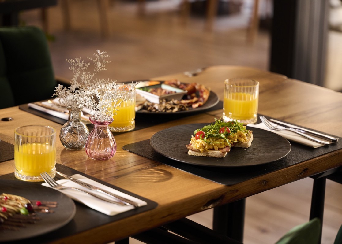 aminess-kadoor-hotel-breakfast-table-eggs-orange-juice