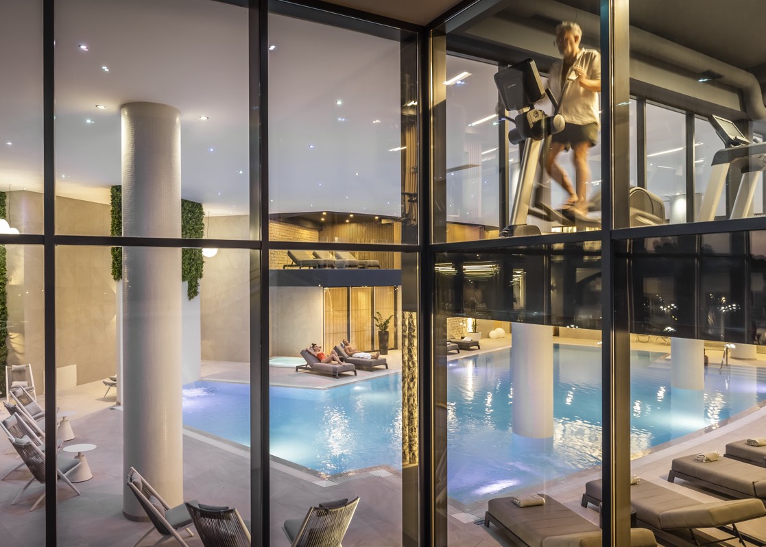 aminess-laurel-khalani-hotel-fitness-pool-view
