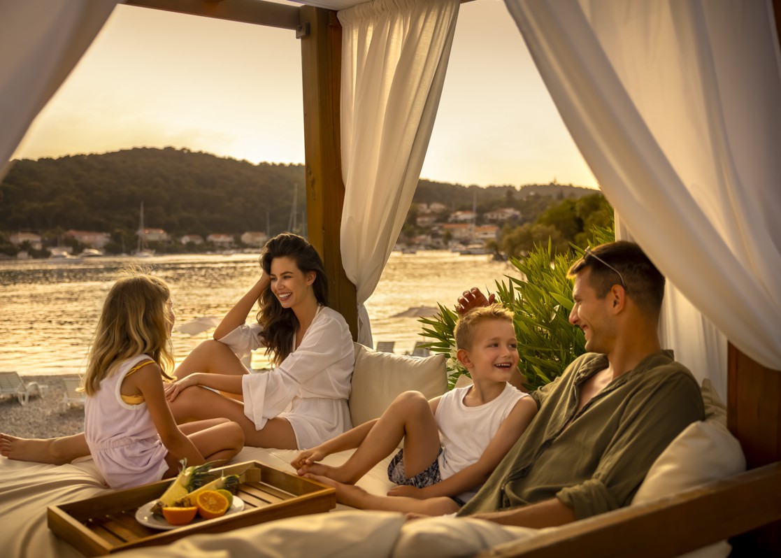 aminess-vival-port9-resort-korcula-canopy-bed-family-time