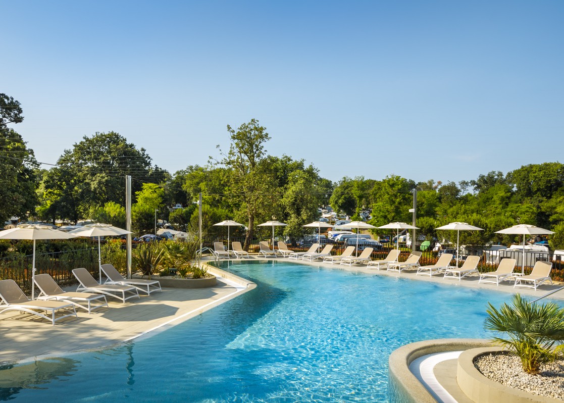 aminess-blog-camping-in-istria-old-town-maravea-pool