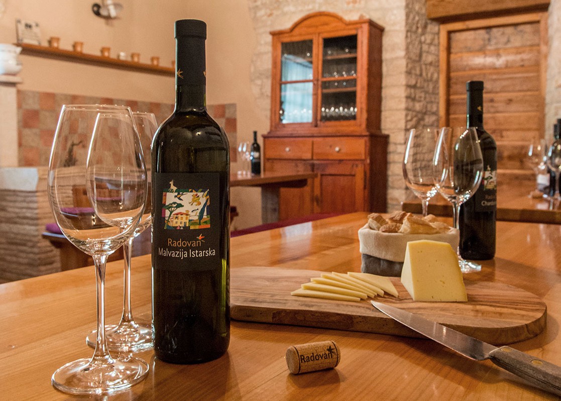 aminess-blog-must-visit-wineries-of-istria-radovan-tasting