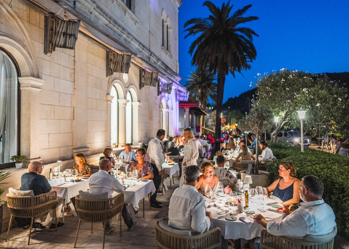 aminess-blog-reasonsw-why-you need-to-visit-croatia-restaurant-dinner