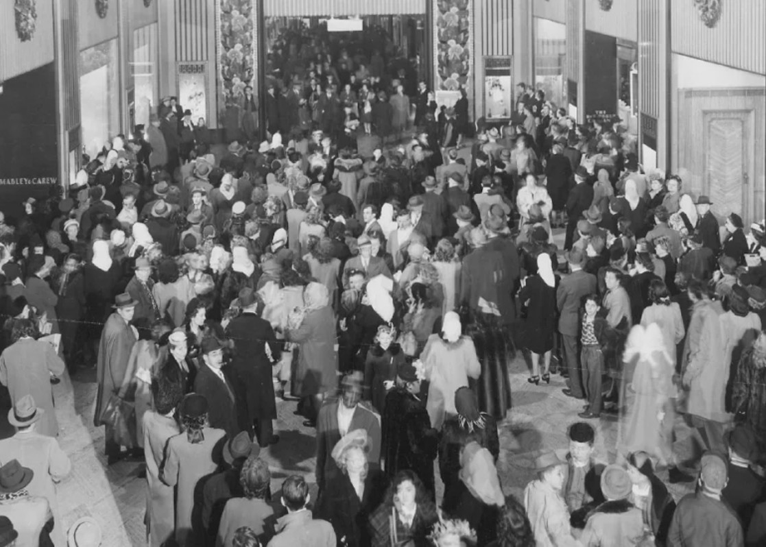 aminess-blog-black-friday-crowd-shopping