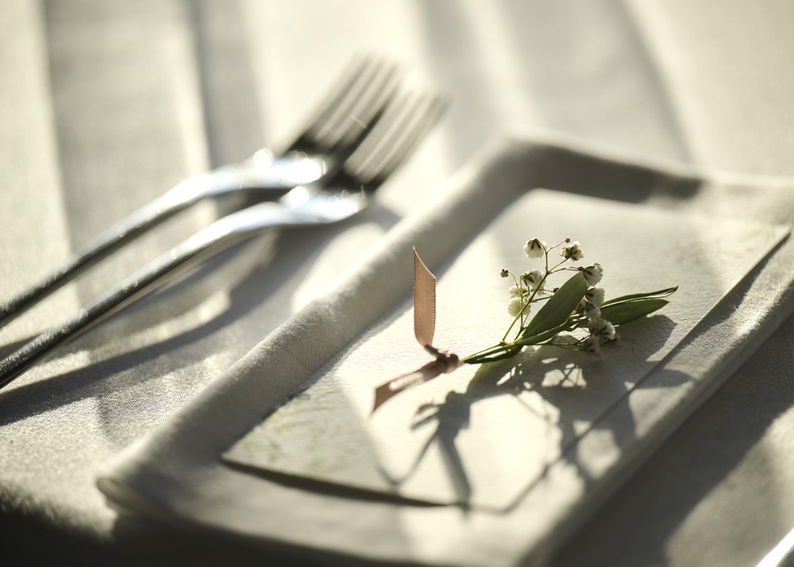 aminess-kadoor-restaurant-karlovac-table-setting-menu-flowers