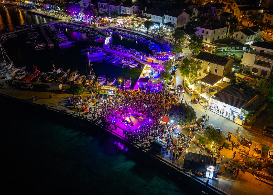 aminess-krk-night-festival-harbor-crowd