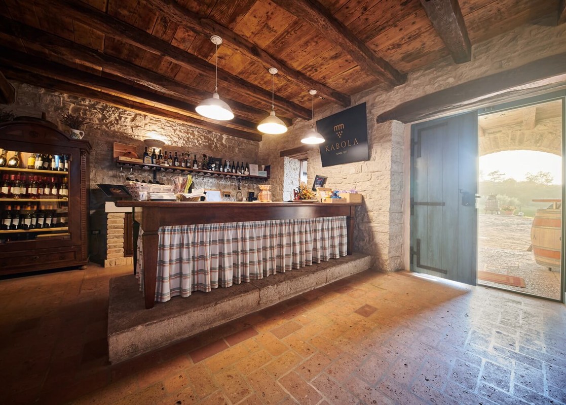 aminess-blog-must-have-souvenirs-istria-wine