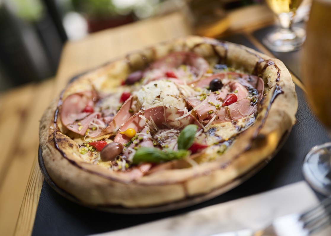aminess-kadoor-hotel-restaurant-mortadella-pizza