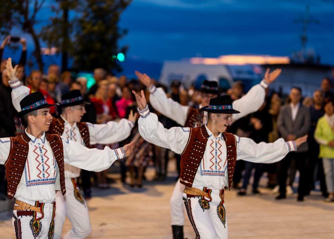 aminess-blog-adriatic-best-food-wine-festival-traditional-dance