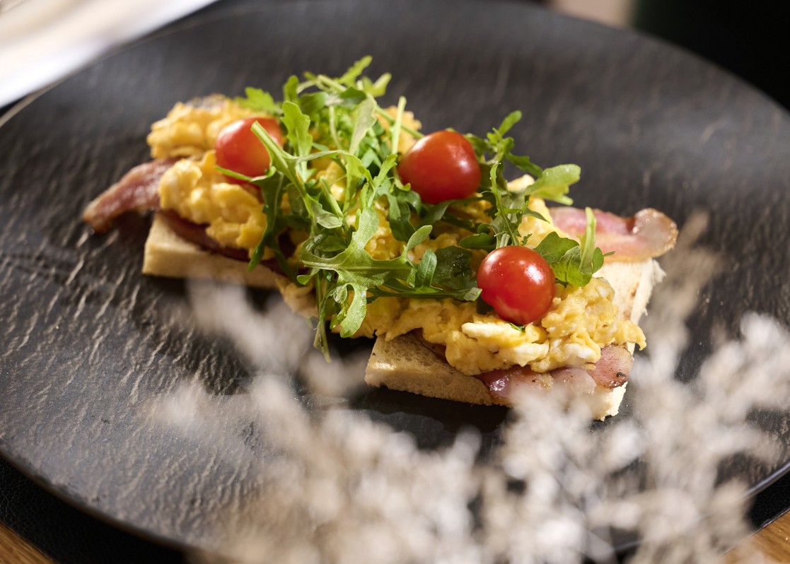 aminess-kadoor-hotel-breakfast-eggs-bacon-toast