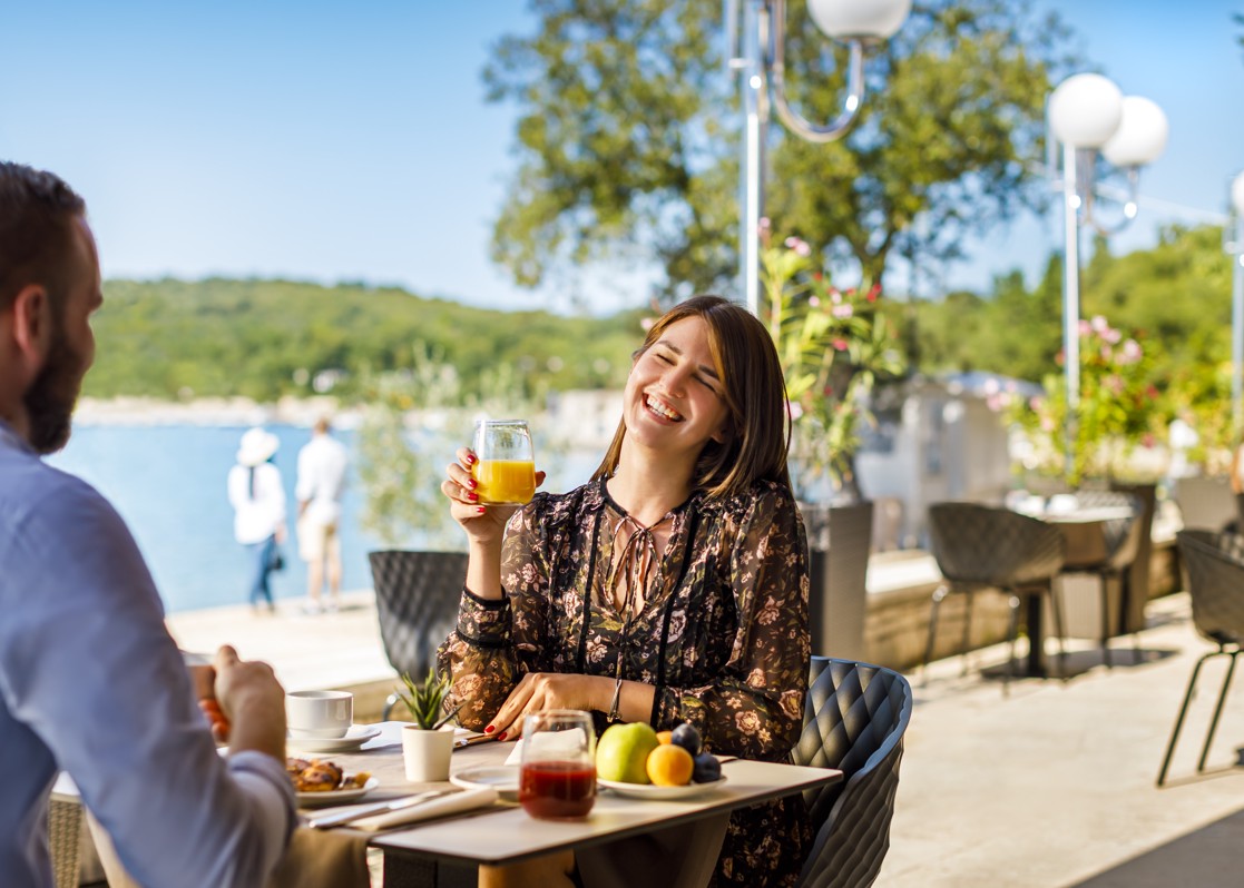 aminess-blog-where-to-stay-krk-island-veya-bar