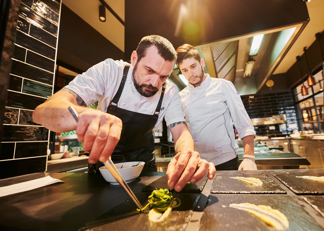 aminess-gourmet-lab-chefs-plating-dish