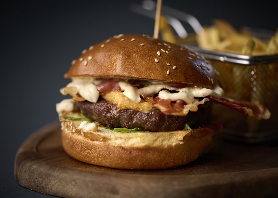 aminess-kadoor-restaurant-karlovac-bacon-cheeseburger-fries