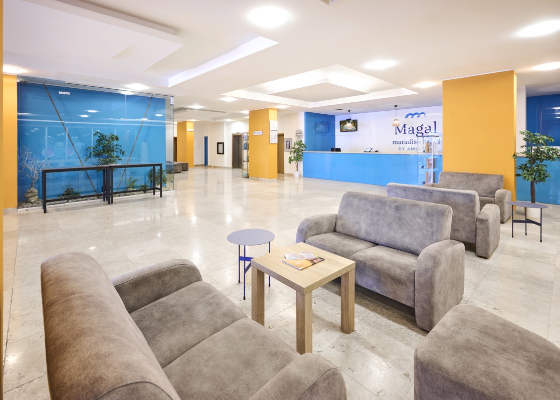 aminess-blog-family-walking-through-hotel-lobby-with-luggage