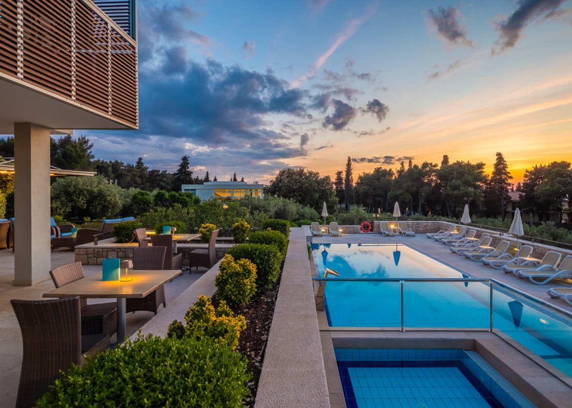 aminess-blog-brac-vivalaris-pool-sunset-terrace
