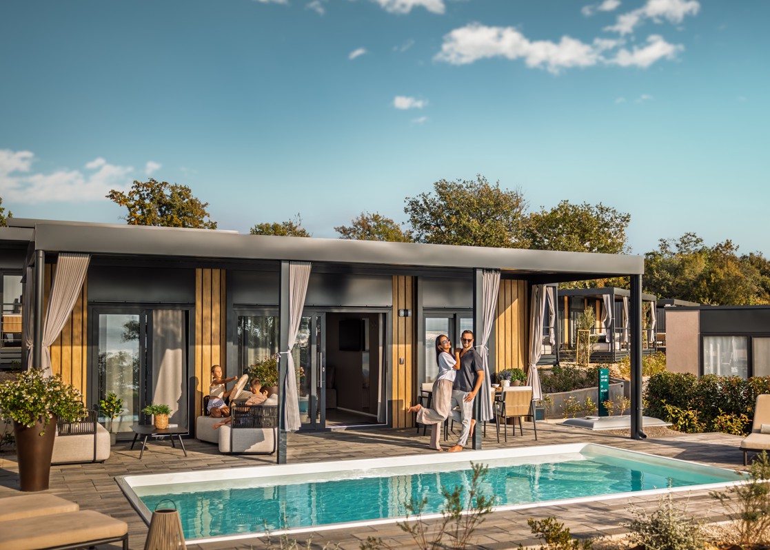 Style_Camping_Atea_Resort_2025_Lifestyle_Amber_Sea_Luxury_HH_with_pool_02