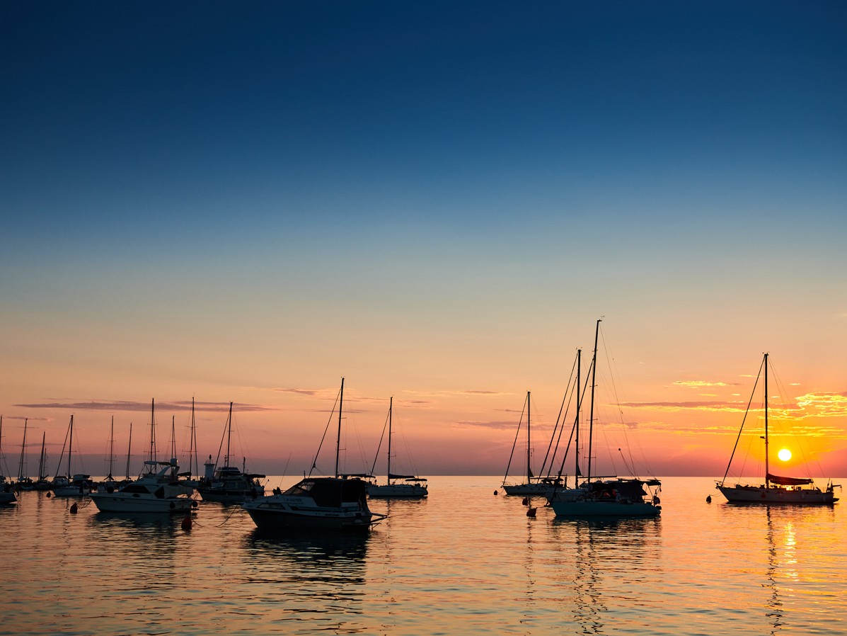 Tramonto sulle barche ormeggiate a Novigrad