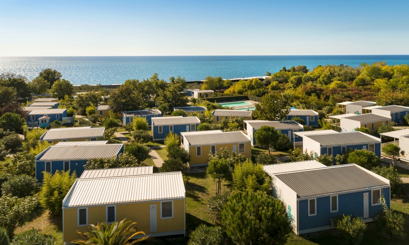 Luftaufnahme der Ferienhäuser im Aminess Planet Camping Maravea Resort, Novigrad Kroatien