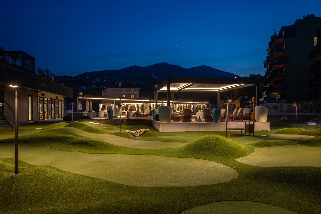 Osvijetljeno mini golf igralište uz lounge zonu hotela Younique Vollo.