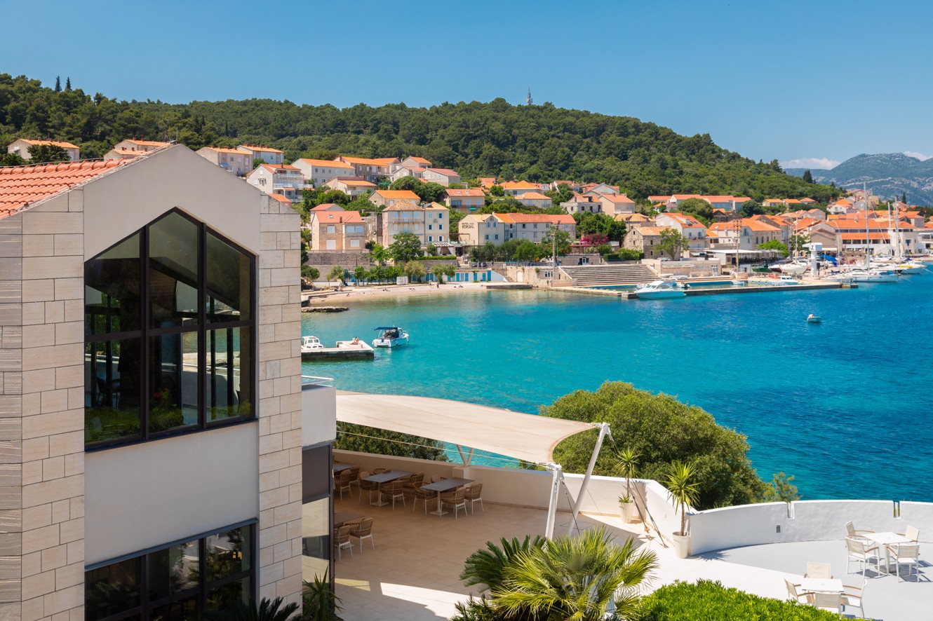 Außenansicht des Aminess Liburna Hotels mit Blick auf das Meer und den Hafen.
