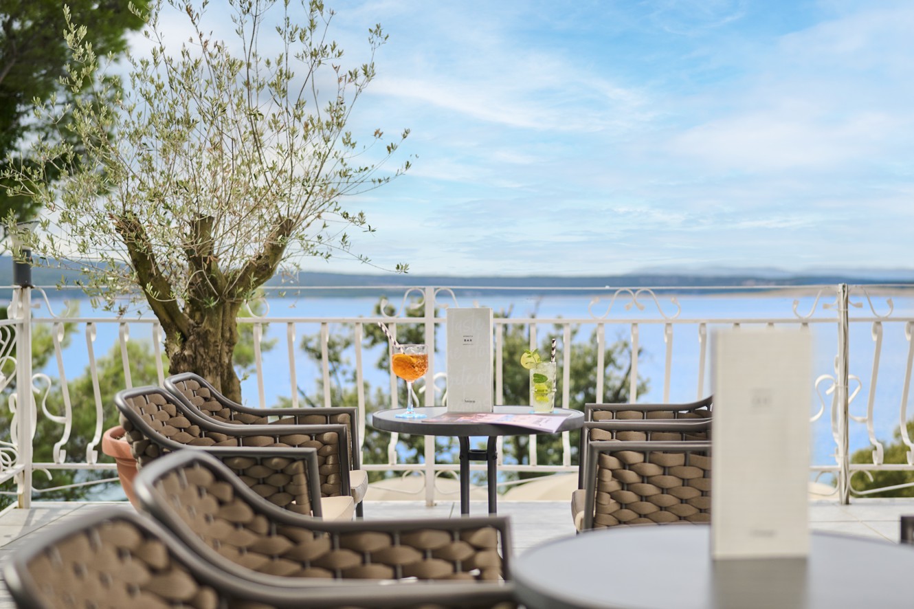 Buitenterras met zitplaatsen bij Mediteran Maradiso Hotel by Aminess, perfect voor een ontspannende ervaring.