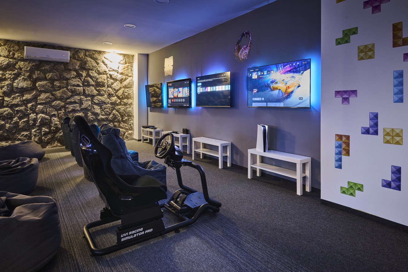 Zona gaming PlayStation presso l'hotel Magal Maradiso di Aminess, progettata per divertimento e relax.