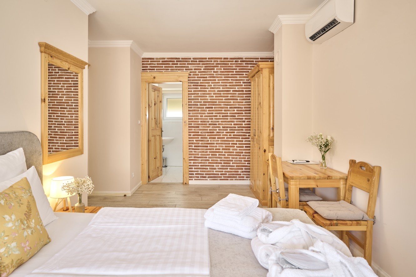 Camera comfort dell hotel Aminess a Karlovac con interni moderni e dettagli in legno