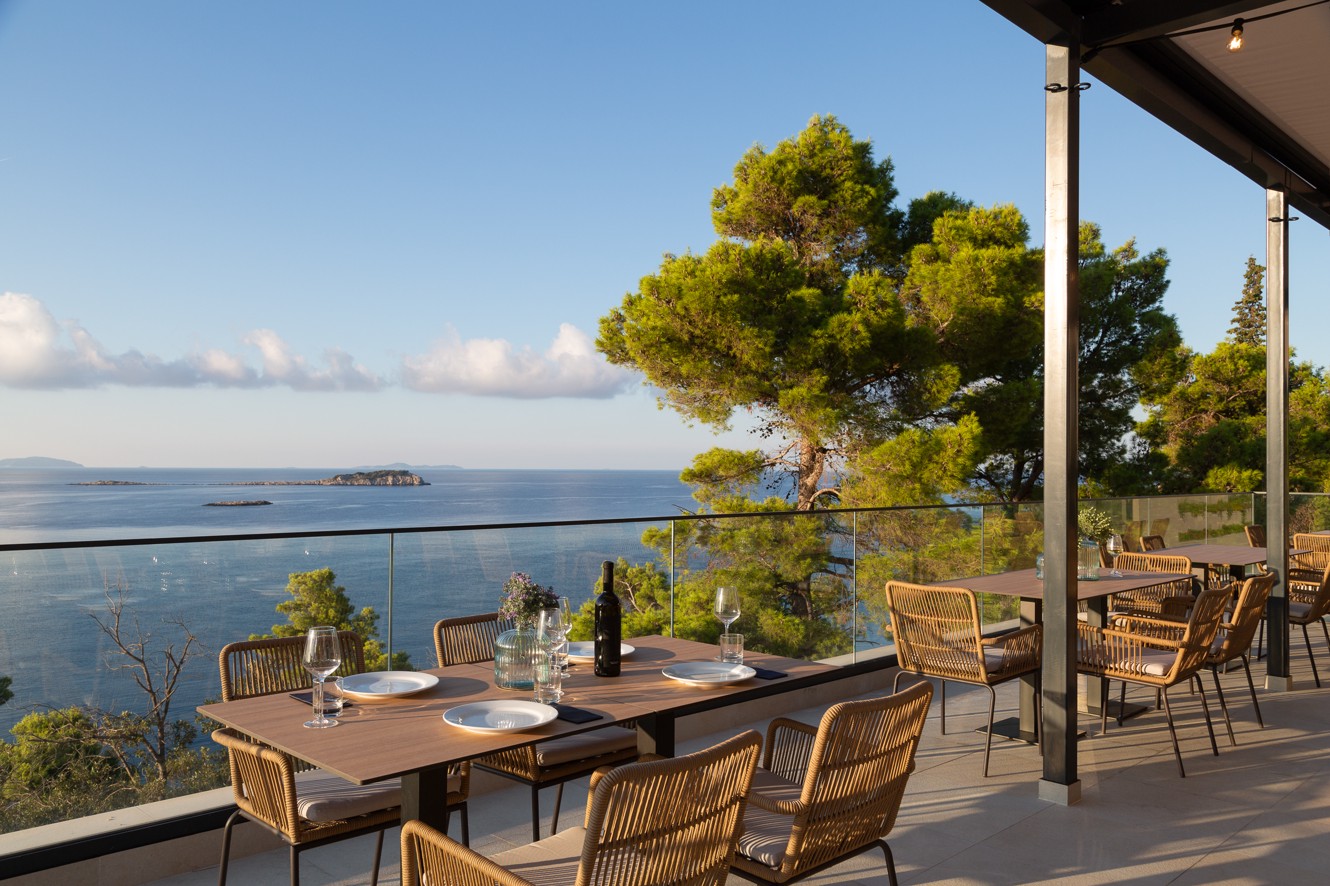 Restaurantterras van Aminess Alfir Resort met gedekte tafels en uitzicht op zee en kust