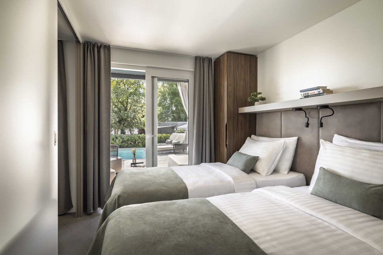 Luksuzna spavaća soba s dva kreveta u Amber Sea Luxury Holiday Home, s izlazom na privatnu terasu i bazen u Aminess kampu