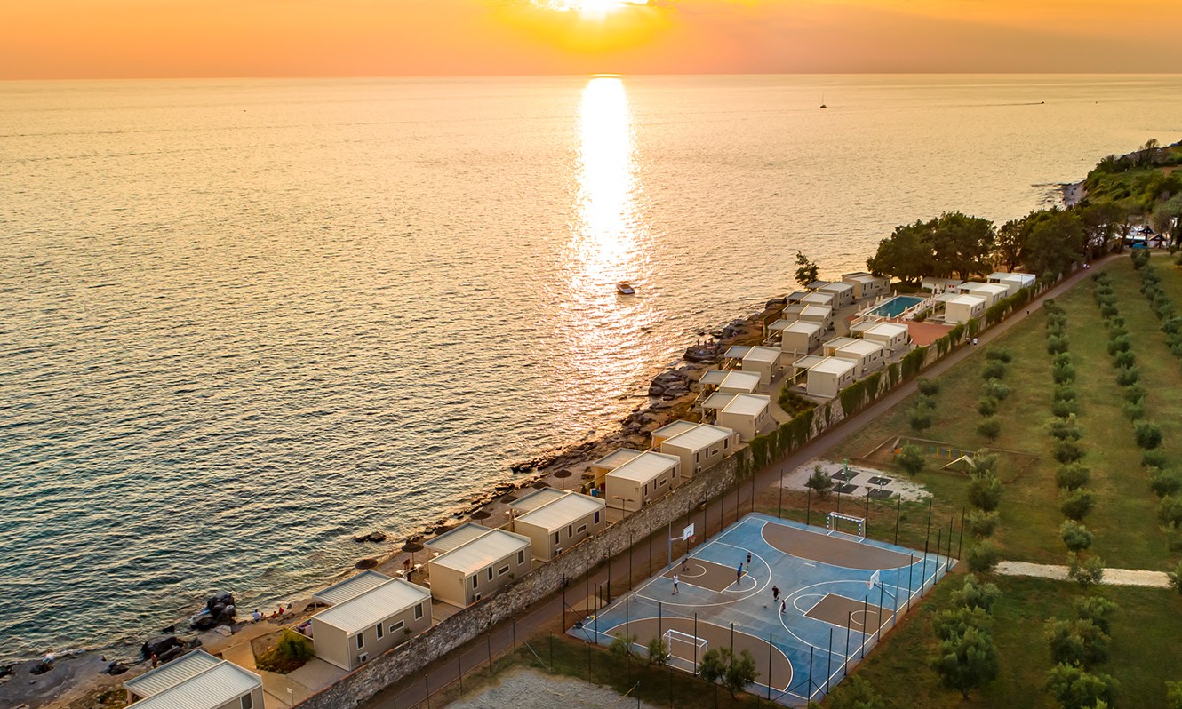 Luftaufnahme vom Strand und Sonnenuntergang im Aminess Planet Camping Maravea Resort, Novigrad Kroatien
