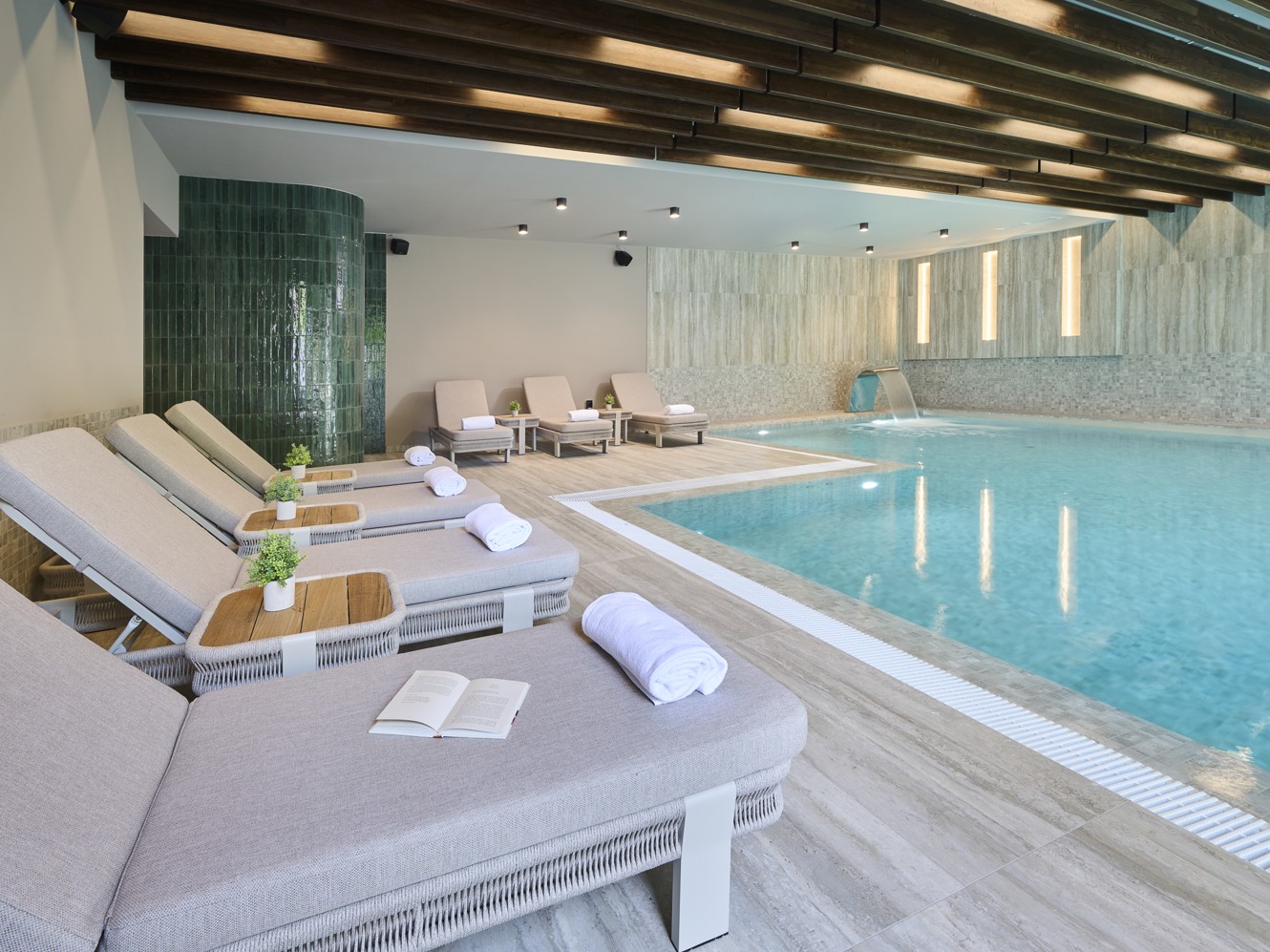 Innenpool im Hotel Wellnessbereich mit Liegen zum Entspannen