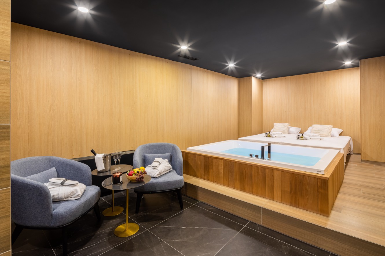 Luxuriöses Spa-Zimmer mit privatem Whirlpool im Aminess Laurel Khalani Hotel in Makarska, mit modernen Wellness-Einrichtungen.