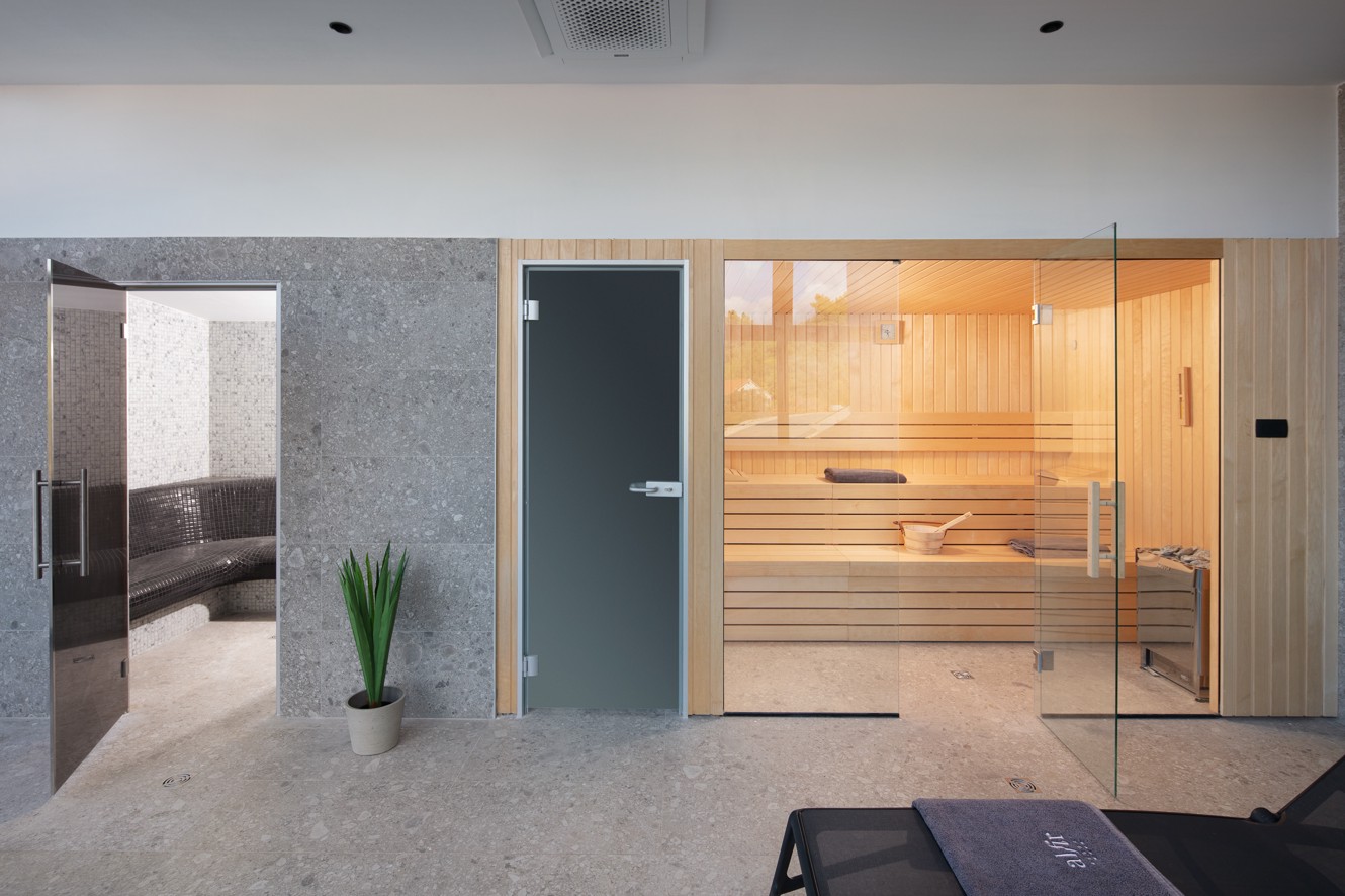Moderne wellnessruimte in het Aminess Alfir Resort met een Finse sauna, natuurlijke materialen en een rustige sfeer voor ontspanning