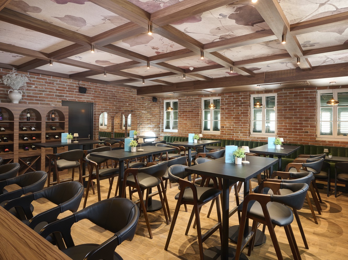Innenraum einer Hotel Weinbar mit Holzdecke und Weinregalen