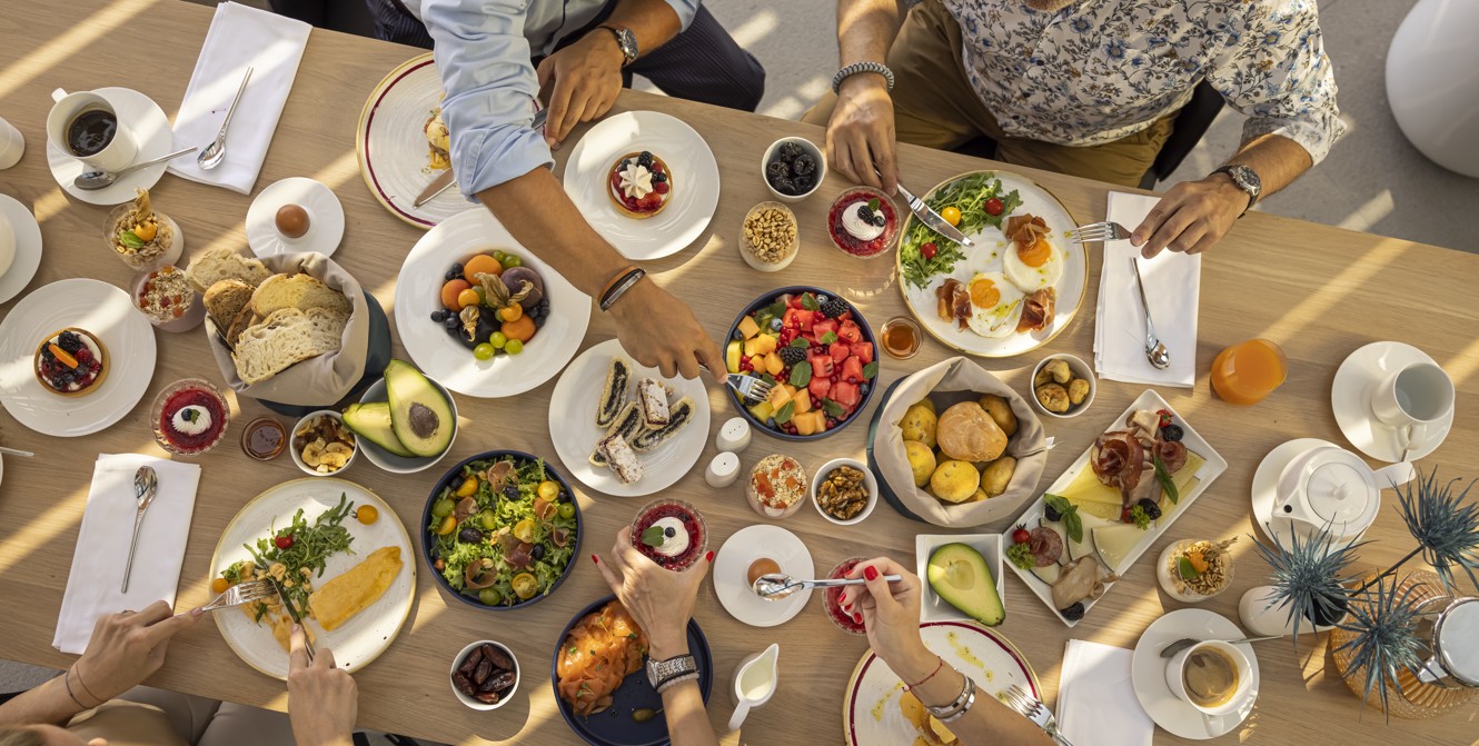 Reiches Hotelfrühstück mit einer Vielzahl an Gerichten im Rooftop-Restaurant The Above des Aminess Khalani Hotels in Makarska