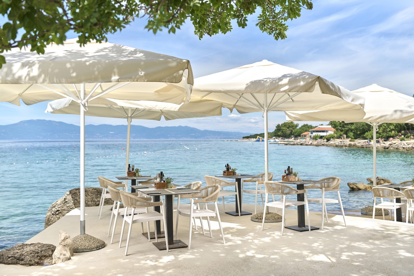 Ontspannen buiten dineren opstelling met rustieke charme en schilderachtige uitzichten bij Il Cantuccio in de buurt van Aminess Style Camping Atea Resort.