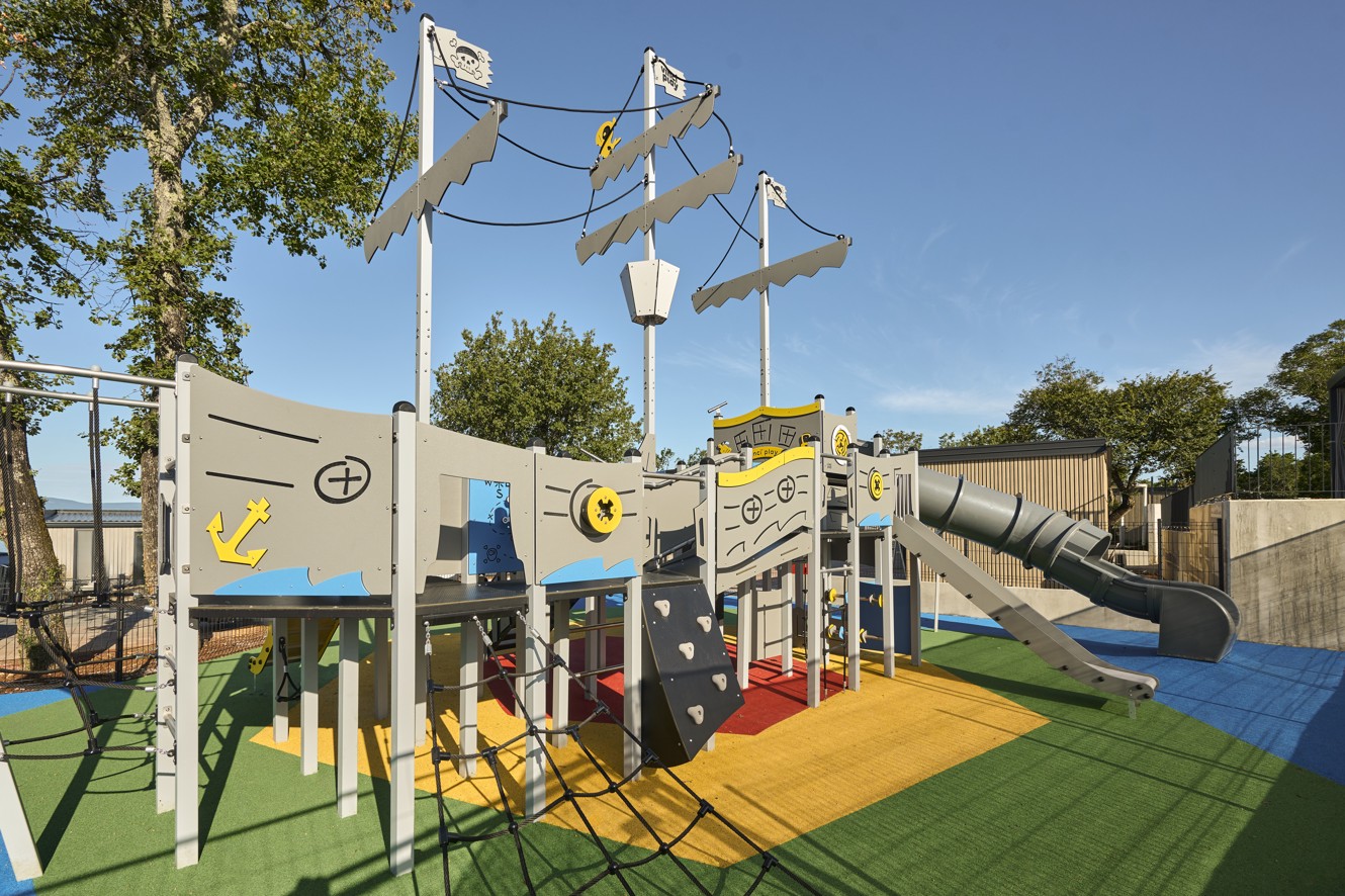 Interieur van de nieuwe Mirami Club bij Aminess Style Camping Atea Resort, met een kleurrijke en kindvriendelijke speelruimte waar kinderen genieten van verschillende activiteiten.