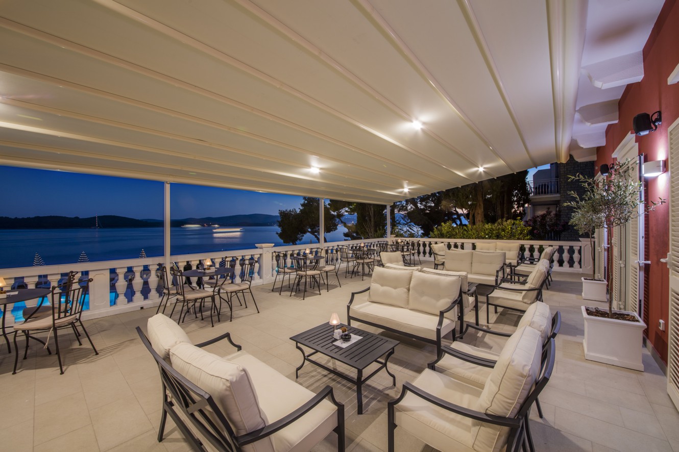 Eine gemütliche Nacht-Szene auf der Aperitif-Bar-Terrasse des Hotels, perfekt für einen romantischen Drink in der Nähe von Aminess Maradiso Bellevue Village.