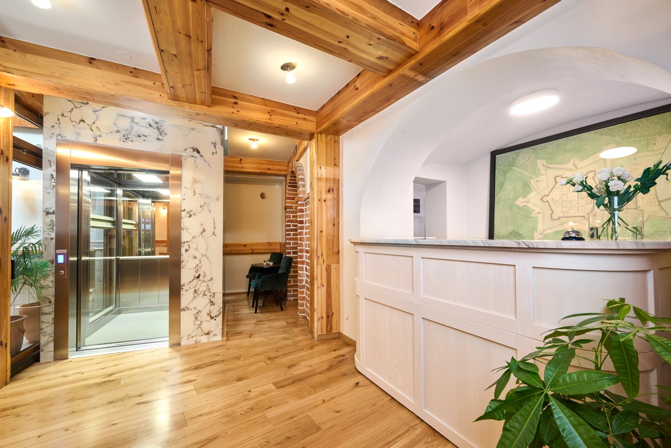 Reception dell hotel Aminess a Karlovac con dettagli in legno e design moderno