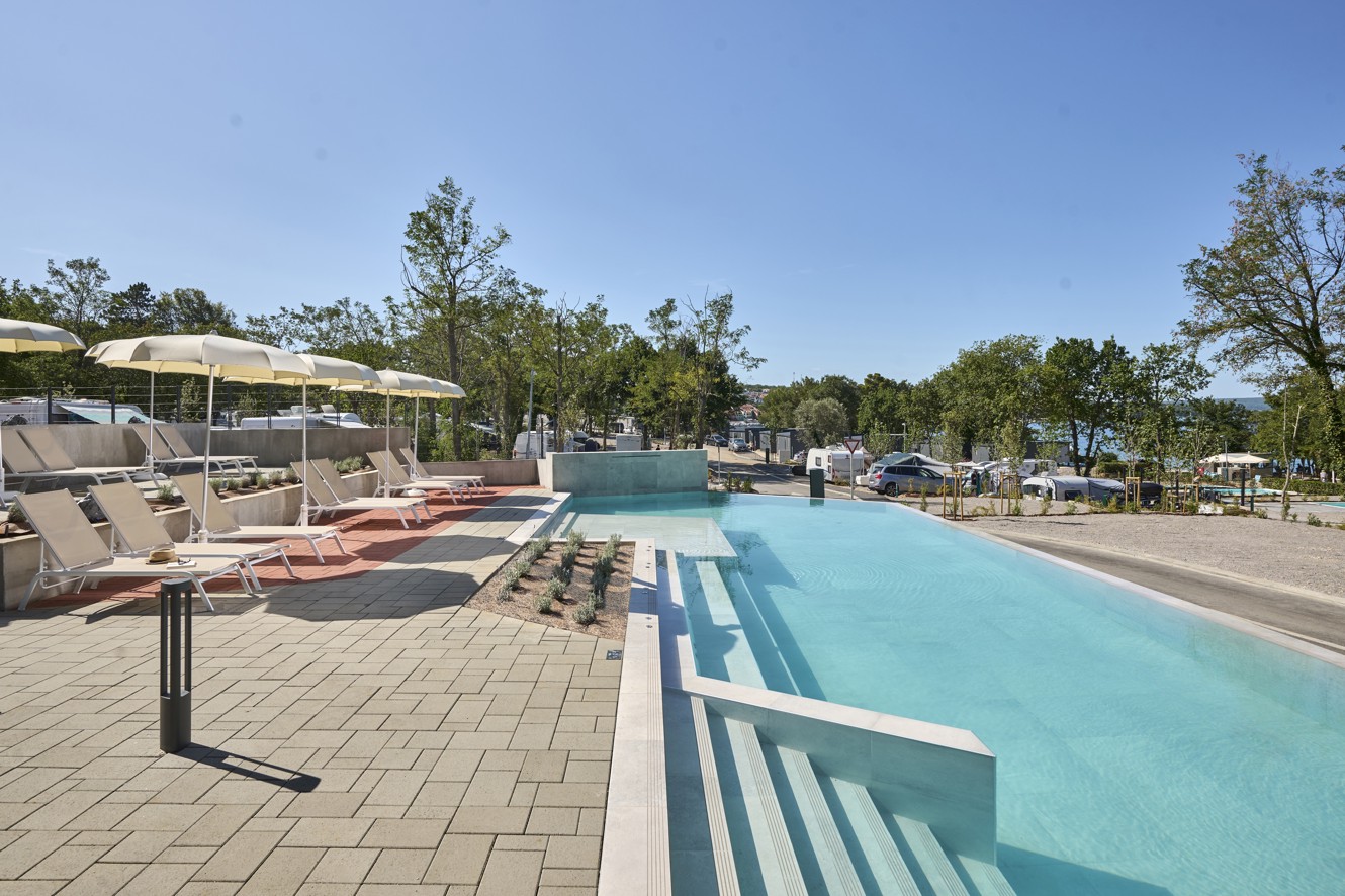 Zunanji del sanitarnih prostorov v Aminess Style Camping Atea Resort z čistim in sodobnim dizajnom.