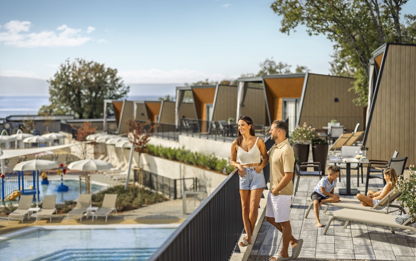 Luksuzna glamping kućica u Aminess camping resortu s bazenom i pogledom na more, savršena za opušteni obiteljski odmor