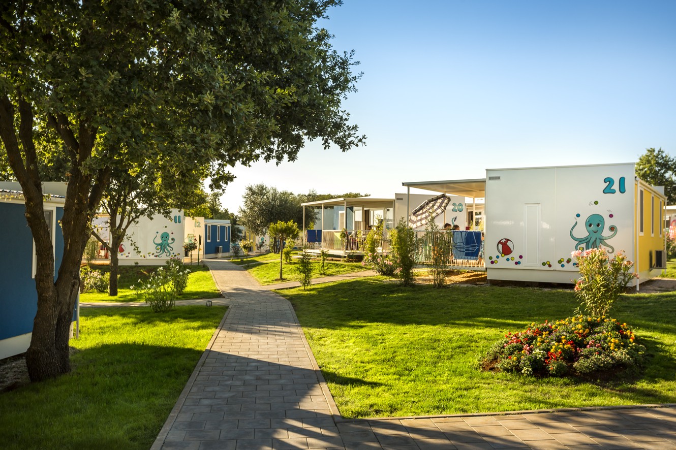 Pfad führt zu den Holiday Homes im Aminess Planet Camping Maravea Resort, Novigrad Kroatien