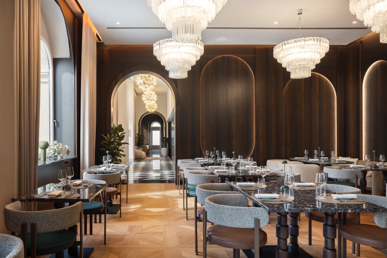 Prostrana i luksuzna unutrašnjost restorana 7Seas s veličanstvenim kristalnim lusterima.