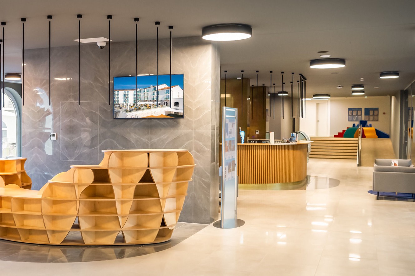 Bar elegante nella hall di Aminess Vival Casa Lišanj, con design contemporaneo e posti a sedere accoglienti a Novi Vinodolski.