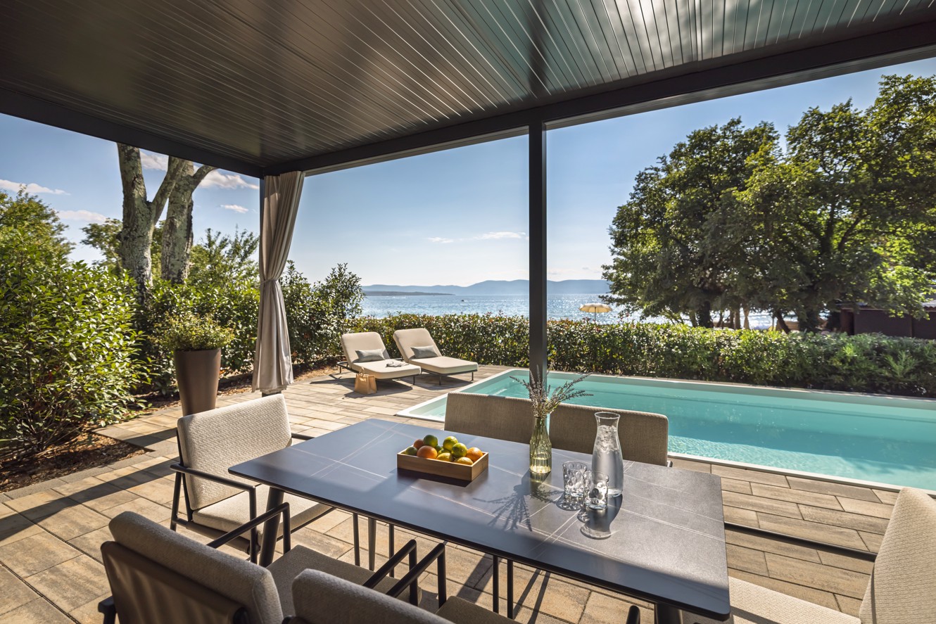 Pogled s terase na bazen v Amber Sea Luxury Holiday Home with Pool, Aminess Style Camping Atea Glamping & Holiday Homes